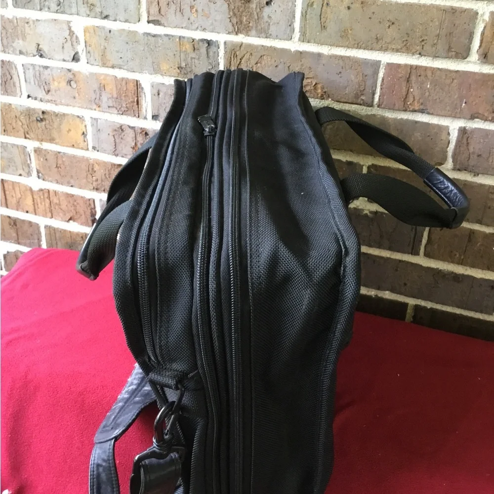 Classic Black Men's Laptop Briefcase with Multiple Front Pockets